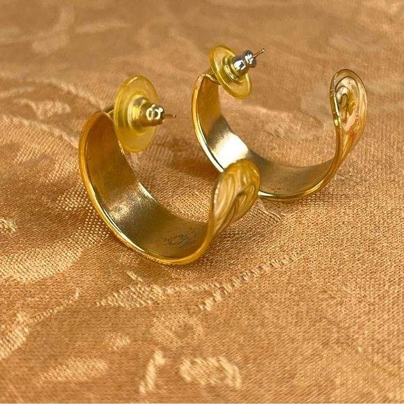 Vintage Painted Enamel Gold Hoop Earrings Post Back Retro Scroll Swirl Design - Picture 6 of 10